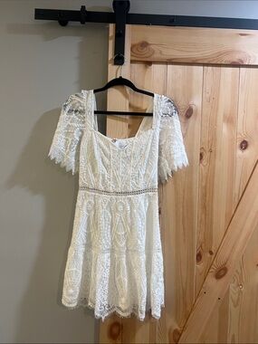 SAYLOR White Lace Mini Dress with Scalloped Short Sleeves lining size small high